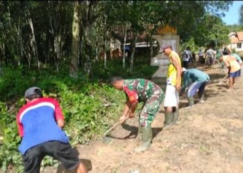 Babinsa Koramil 427- 01/Pkr Kodim 0427/Waykanan Melaksanakan Kegiatan Gotong Royong dengan Masyarakat