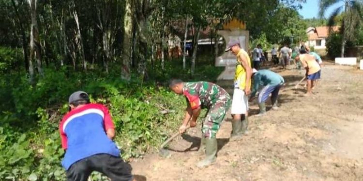 Babinsa Koramil 427- 01/Pkr Kodim 0427/Waykanan Melaksanakan Kegiatan Gotong Royong dengan Masyarakat