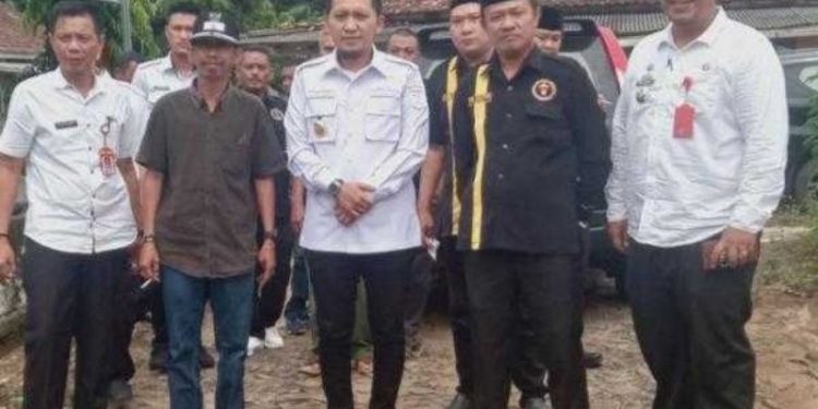 Wakil Bupati Lampura Bersama Ketua Umum IKS Edi Santoni Menggelar Bakti Sosial