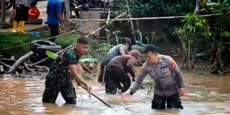 Cegah Banjir, Polsek Selagai Lingga Gotong Royong Bersihkan Bantaran Sungai Tanjung Ratu