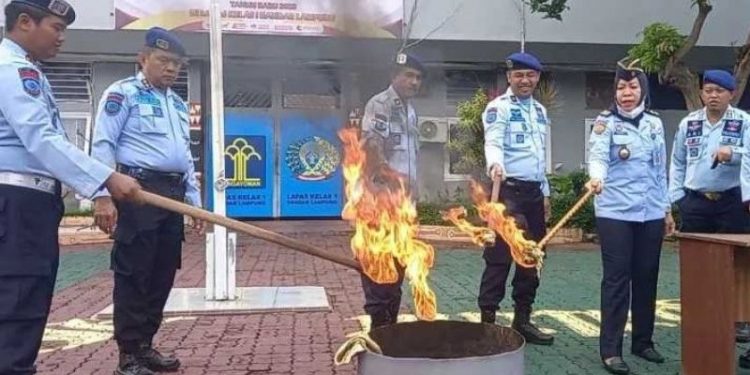 Jelang Nataru, Lapas Rajabasa Musnahkan Barang Bukti Hasil Razia