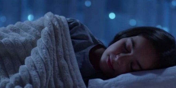 3 Manfaat Mematikan Lampu saat Tidur