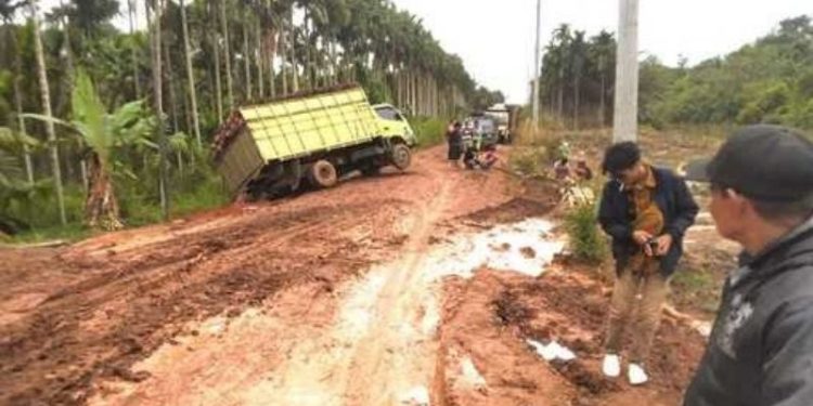 Perbaiki Jalan Provinsi yang Rusak di Tanjab Timur, Masyarakat Desa Siau Dalam Minta Sumbangan Seikhlasnya