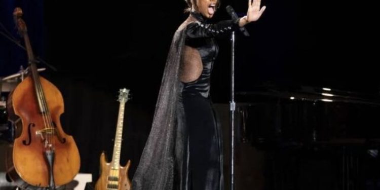 Kedahsyatan Suara Whitney Houston di Film I Wanna Dance With Somebody