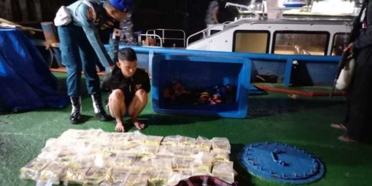 Tabrakkan Kapal Patroli, TNI AL Gagalkan Penyelundupan 43 Paket Sabu