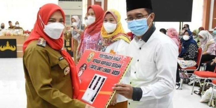 Bunda Eva Serahkan Bantuan untuk 70 Koperasi, 3 UKM, dan 98 UMKM