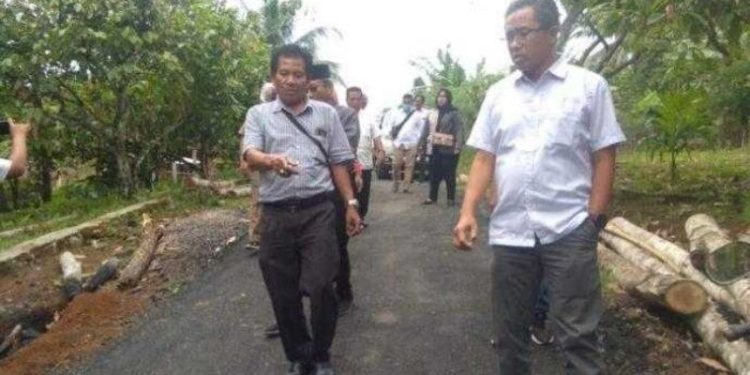 Komisi III DPRD Pesawaran Tinjau Jalan yang Dikerjakan Asal Jadi