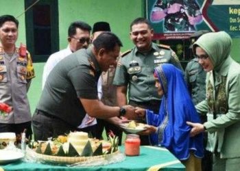 Danrem 043/Gatam Serahkan Kunci Rumah Layak Huni Kepada Ibu Bunek