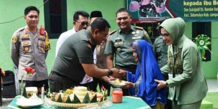 Danrem 043/Gatam Serahkan Kunci Rumah Layak Huni Kepada Ibu Bunek