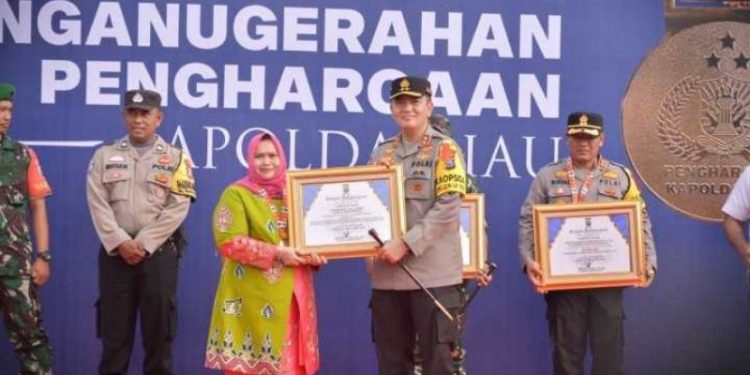 Kapolda Riau Berikan Penghargaan Kepada Bupati Bengkalis Kasmarni