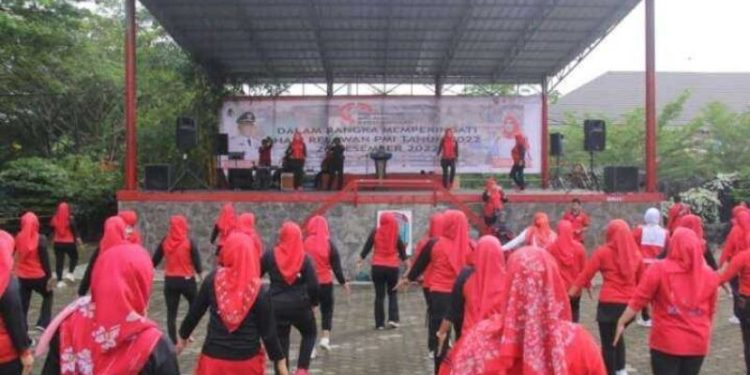 Winarni Nanang Ermanto Ikuti Senam Rutin Di GOR Way Handak