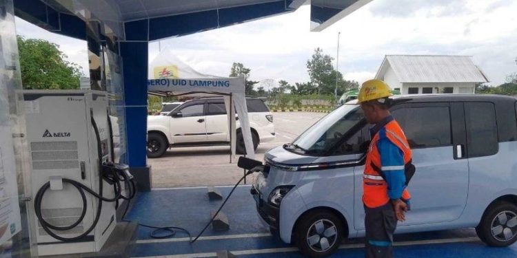 Dahsyat!! Sepekan Beroperasi, Tercatat 29 Transaksi di SPKLU Tol Lampung