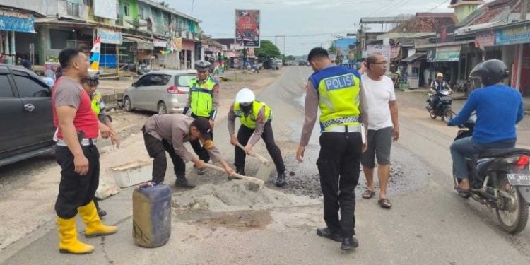 Satlantas Polres Mesuji Timbun Jalan Berlubang di Simpang Pematang