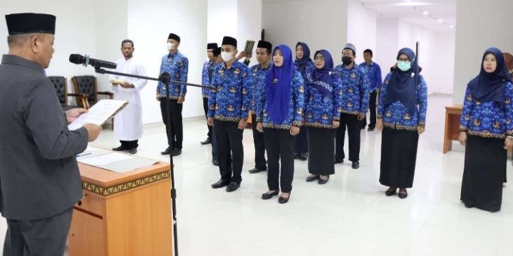 Belasan Pejabat Fungsional Pemkab Pesisir Barat Dilantik