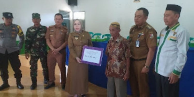 Pj. Bupati Zaidirina Salurkan Bantuan untuk Korban Bencana Alam