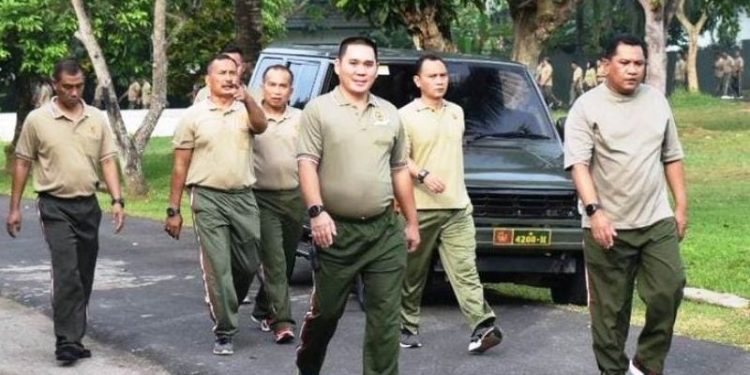 Jaga Kebugaran Tubuh Danrem 04/ Gatam Olahraga Bersama Prajurit Dan PNS