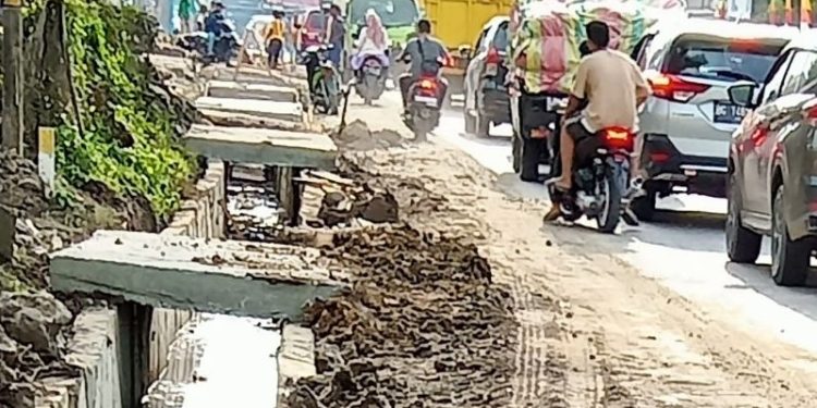 Proyek Drainase di Gelumbang Muara Enim Tebarkan Debu dan Becek