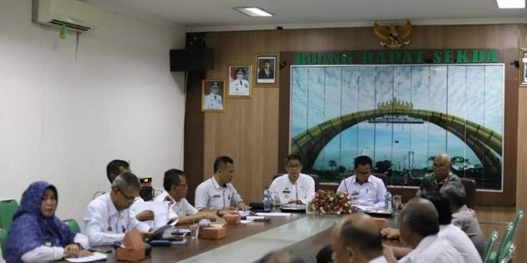 Asisten Purhadi Pimpin Rapat Persiapan Penutupan Kegiatan Karya Bakti TNI Kodim 0424 Tanggamus