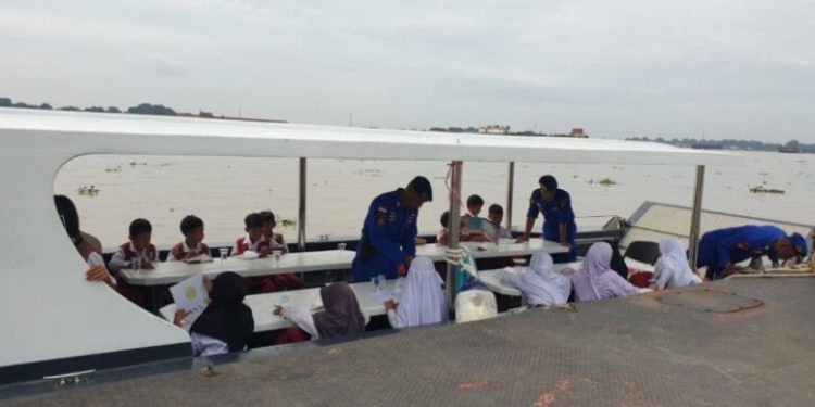 Ditpolairud Polda Sumsel Sulap Kapal Jadi Perpustakaan Terapung