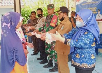 Babinsa Koramil 427-04/Bahuga Kodim 0427/WK Dampingi Pembagian BLT DD Tahap 4