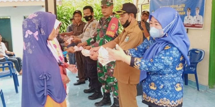 Babinsa Koramil 427-04/Bahuga Kodim 0427/WK Dampingi Pembagian BLT DD Tahap 4