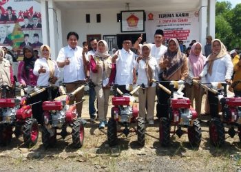 DPC Gerindra Lamteng Kembali Serahkan ALSINTAN ke Gapoktan, KWT, dan PIRA