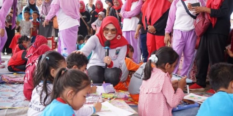 Ketua TP PKK Lamsel Membuka Kegiatan Lomba Qosidah di Kecamatan Rajabasa