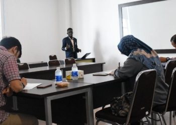 Mahasiswa Kelas Internasional IIB Darmajaya Asal Uganda ini Seminar Proposal