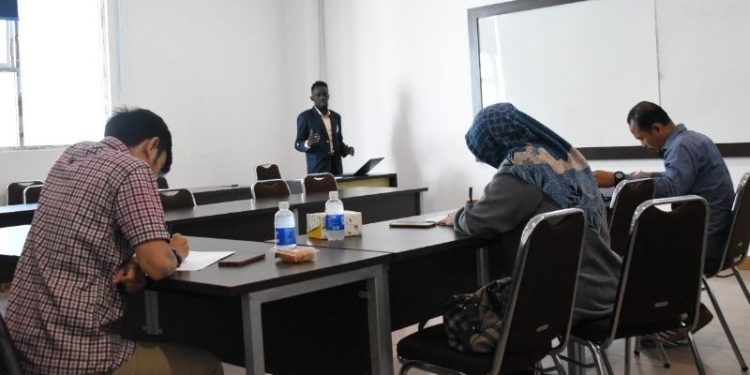 Mahasiswa Kelas Internasional IIB Darmajaya Asal Uganda ini Seminar Proposal