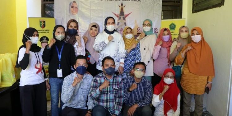 Peringatan Hari Ibu ke-94 dan Hari AIDS se-Dunia, LKKS Provinsi Lampung Serahkan Bantuan Program SIGER