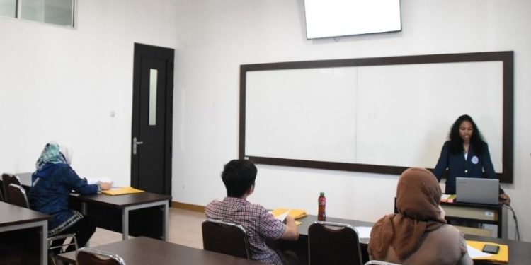 Mahasiswi Madagaskar IIB Darmajaya ini Jalani Seminar Proposal Penelitian Tugas Akhir
