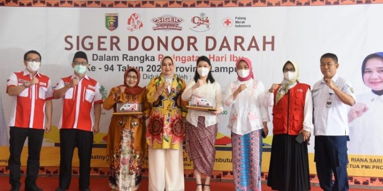 Ketua PMI Provinsi Lampung Meninjau Kegiatan Donor Darah Dalam Rangka Peringatan Hari Ibu ke-94