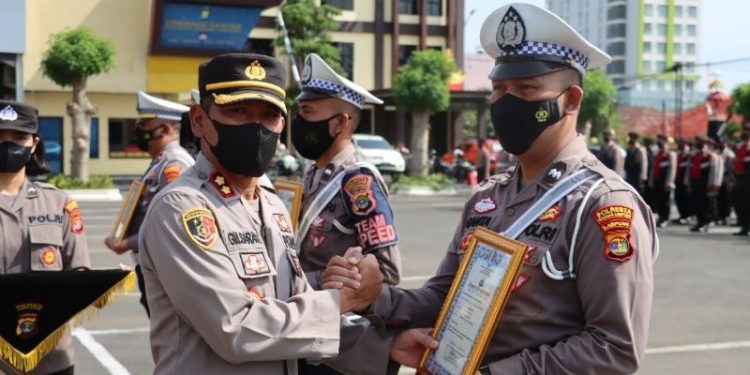 Bentuk Apresiasi Kapolresta Bandar Lampung Beri Penghargaan pada Anggota Berprestasi