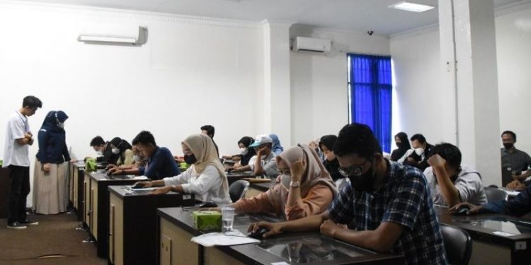 Laboratorium Komputer IIB Darmajaya Tempat Pelaksanaan CAT Calon Anggota PPK Bandarlampung
