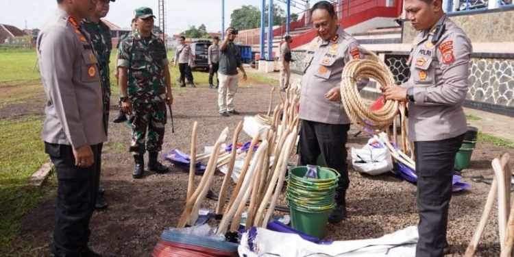 Polri Kerahkan Ribuan Personel Bersihkan Puing-puing Pasca Gempa Cianjur