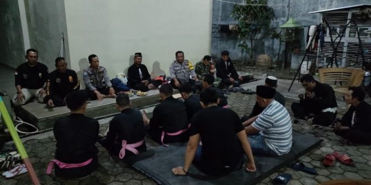 Silaturahmi dengan Warga dan Siswa PSHT