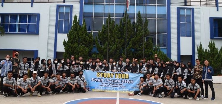 Pelajar SMAN 1 Pagar Dewa Tulangbawang Barat Kunjungan Industri ke IIB Darmajaya