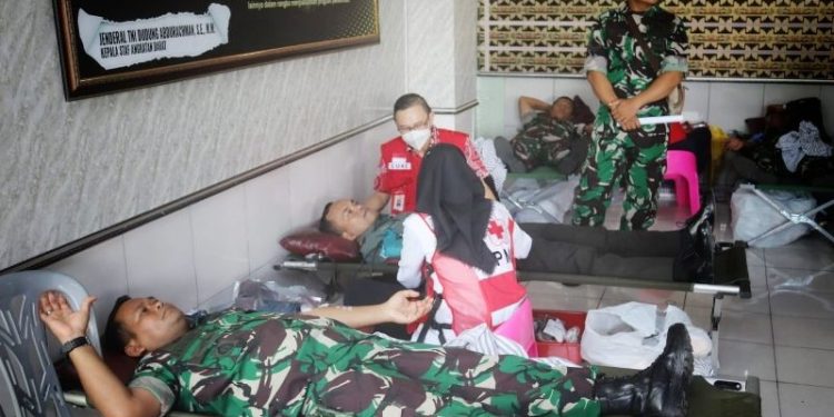 Peringati Hari Juang TNI AD Ke-77, Kodim 0410/KBL Laksanakan Donor Darah dan Santuni Anak Yatim