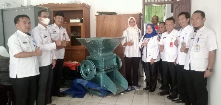 Wabup Lampura Tepati Janji, Gapoktan Wirasakti Dipinjamkan Mesin Pencacah Sampah