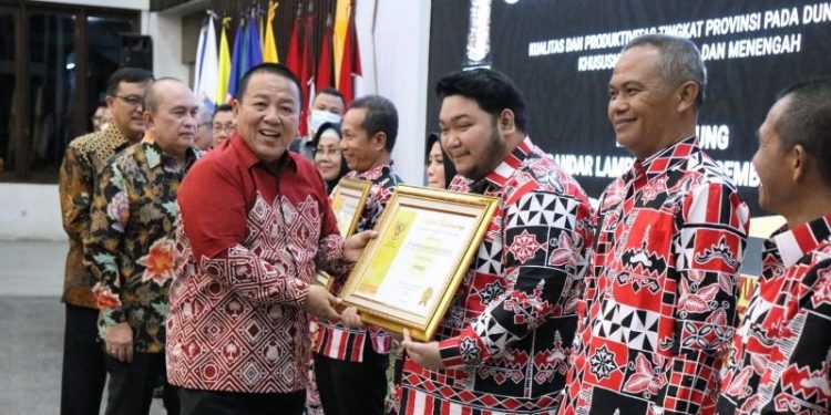 Gubernur Arinal Menyerahkan Penghargaan Siddhakarya Kepada Sejumlah Perusahaan