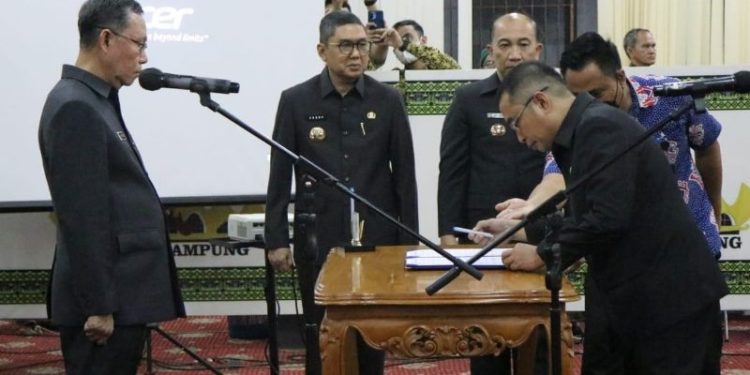 Sekdaprov Mewakili Gubernur Lampung Melantik dan Mengambil Sumpah Jabatan Pejabat Eselon II