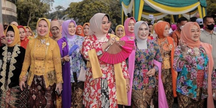 Riana Sari Arinal Kampanyekan Gerakan Kebaya Goes to UNESCO