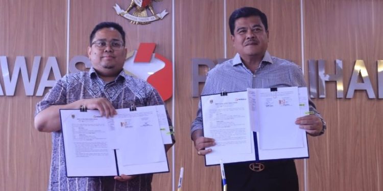 Bawaslu Lampung Saksikan Penyerahan NPHD dari Pemkab ke Bawaslu Lamteng