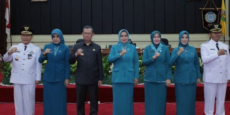 Ibu Riana Sari Arinal Lantik Ketua TP PKK dan Dekranasda Kabupaten Tulang Bawang dan Lampung Barat