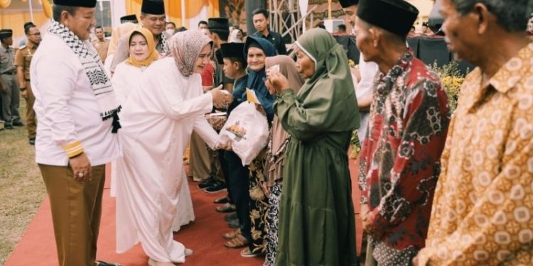 Gubernur Arinal Djunaidi Didampingi Riana Sari, Menghadiri Pengajian Akbar di Lampung Tengah