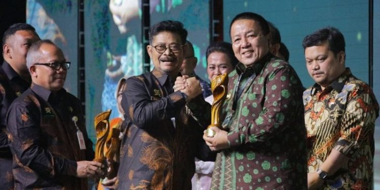 Gubernur Arinal Terima Penghargaan Anugerah Perkebunan Indonesia Tahun 2022 dari Kementerian Pertanian RI