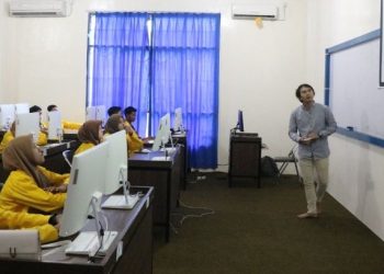 Kunjungi IIB Darmajaya, Mahasiswa Bustanul Ulum Belajar Desain Pamflet dengan Dosen DKV