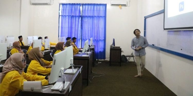 Kunjungi IIB Darmajaya, Mahasiswa Bustanul Ulum Belajar Desain Pamflet dengan Dosen DKV