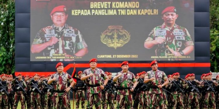 Disematkan Baret Merah Kopassus, Kapolri: Jangan Ragukan Sinergisitas TNI-Polri Jaga NKRI