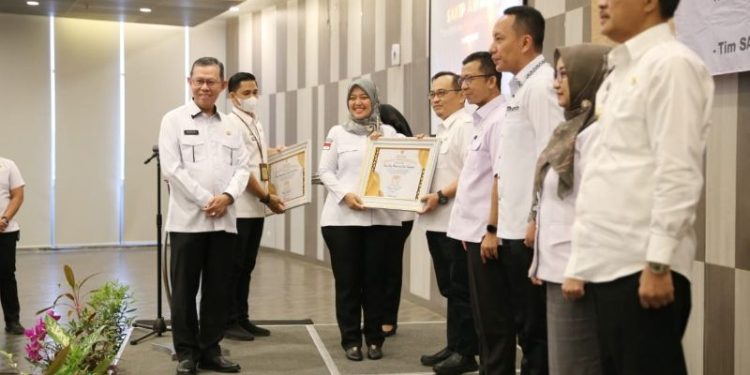Wagub Chusnunia Chalim Serahkan Penghargaan SAKIP Award kepada 5 OPD Terbaik di Lingkungan Pemprov Lampung